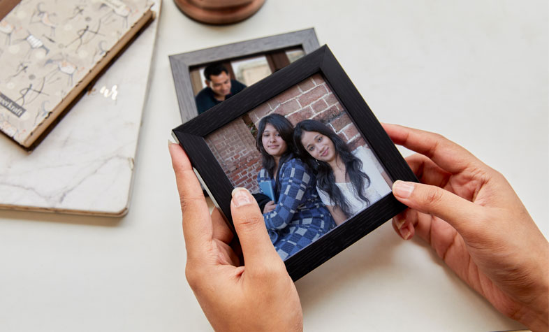 black-photo-frame-for-rakhi